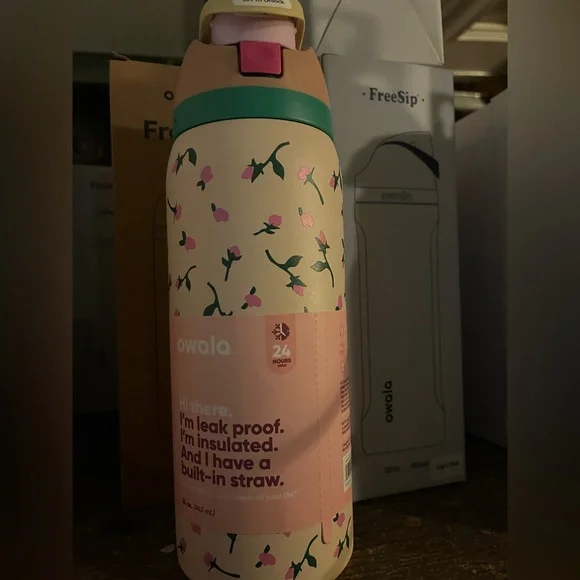 "Tea Time" Rose Floral Owala - 24 oz Freesip - Limited Edition UO Color - Picture 4 of 5